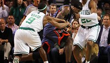 NBA čempionai tik po dviejų pratęsimų palaužė &bdquo;Bobcats&ldquo;.