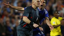 T.H.Ovrebo mėgina sprukti nujo įtūžusio M.Ballacko