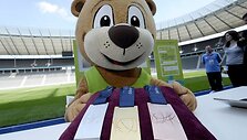 Pasaulio čempionato talismanas me&scaron;kiukas Berlino pristato medalius
