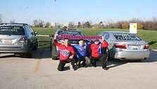 Džiaugdamiesi &ldquo;Ekrano&rdquo; pergale Čikagoje gyvenantys i&scaron;tikimiausi komandos gerbėjai savo automobilius papuo&scaron;ė panevėžiečių laimėjimą pažyminčiais &scaron;ūkiais.
