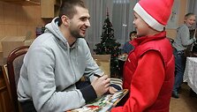 Kleiza padovanojo vaikams suvenyrų ir pabendravo