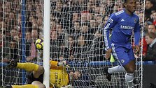 D.Drogba dukart nuginklavo &bdquo;Arsenal&ldquo; vartininką
