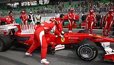 &bdquo;Ferrari&ldquo; komanda vis dar sprendžia motorų problemą