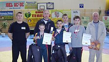Nuotraukoje i&scaron; kairės: treneris Andrejus Iljinas, Mantas Markevičius, treneris Jonas Jurkynas, Tomas Baracevičius, Vladislavas Vasiljevas, Domantas Pauliu&scaron;čenka ir Vilkavi&scaron;kio sporto mokyklos direktorius Algirdas Karalius.