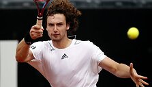 E.Gulbis pirmą kartą per savo karjerą įveikė R.Federerį