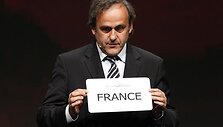 UEFA prezidentas Michelis Platini laiko lentelę su nugalėtojos užra&scaron;u