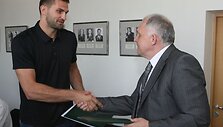 L.Kleiza pasira&scaron;ė bendradarbiavimo sutartį su Policijos generaliniu sekretoriumi V.Telyčėnu.