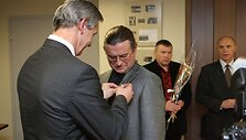 KKSD direktorius A.Raslanas sega A.Bosui Sporto garbės kryžių.