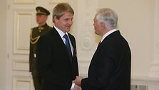 Prezidentas V.Adamkus apdovanojimą įteikė M.Jovai&scaron;ai.