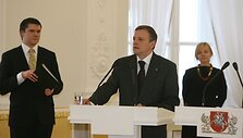 Kultūros ministro R.Vilkaičio kalba &scaron;okiravo menininkus.