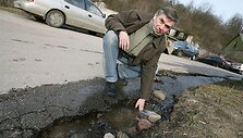 Nuo &scaron;laito srūvantis vanduo i&scaron;graužė L.Ivinskio gatvės dangą. 