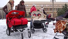 Ilgesnes motinystės atostogas moterys i&scaron;sireikalavo ir piketais prie Seimo.