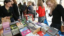 Vienas i&scaron; VDU festivalio renginių &ndash; mokslo leidinių ir knygų mugė &ndash; sudomino studentus.
