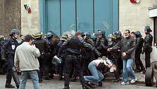 Prancūzijos riau&scaron;ių policija tramdė kalėjimų prižiūrėtojus.