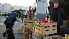 Vaisiais turguje prekiaujančio Sauliaus Petronio teigimu, branginti prekių neįmanoma, tai atbaidytų pirkėjus.