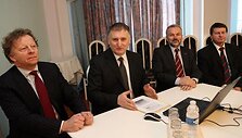 &bdquo;Kauno energijos&ldquo; vadovas R.Bakas (antras i&scaron; kairės) prognozuoja, jog &scaron;ių metų pabaigoje kauniečius pasiekiančios sąskaitos už &scaron;ildymą gali sumažėti a&scaron;tuntadaliu.