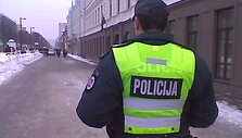 Policininkas rūpinasi praeivių saugumu.