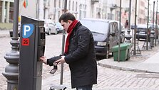 Net ir prabėgus mėnesiui, kai miesto centre automobilių statymas tapo mokamas, vairuotojams vis dar tenka &bdquo;pažindintis&rdquo; su automatais.