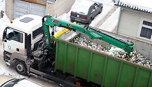 Neteisėtai atliekų tvarkymu užsiimančios įmonės dirba tik su stambiais klientais, tuo tarpu &bdquo;Kauno &scaron;vara&ldquo; pagal sutartį su savivaldybe privalo važiuoti net ir nuostolingais mar&scaron;rutais.