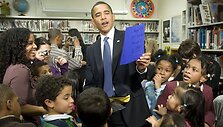 Obama lankosi mokykloje.