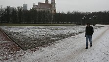 uki&scaron;kių aik&scaron;tėje purvynė telk&scaron;os iki tol, kol orai leis atsodinti žolę.