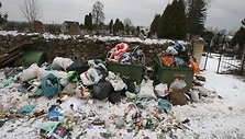 Salininkų gyventojai, neturėdami kur padėti savo buitinių atliekų, jas verčia tiesiog prie netoliese įsikūrusių kapinių.