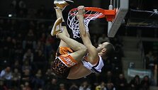 Aistruolių kraują kaitino vos 175 cm ūgio akrobato Kadouro Ziani i&scaron; Tuniso pasirodymas. 