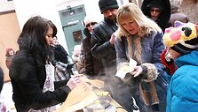 Klaipėdiečiai Etnokultūros centre tradici&scaron;kai vai&scaron;inti blynais. (2009-02-22)