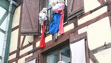 Užgavėnių lėlės sveikinosi ir nuo stogų. (2002-02-22) 