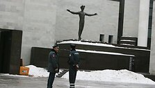 Po kraupių įvykių centrinėje miesto gatvėje tamsiu paros metu patruliuos policijos pareigūnų ekipažas.