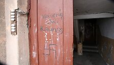 Problemi&scaron;ko buto kaimynai laiptinės sienas i&scaron;margino perspėjančiais užra&scaron;ais.