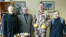 LLAF ir PAG susitikimo dalyviai su perduota taure ir sporto inventoriumi