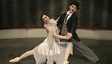 Spektaklį &bdquo;Baletinė Čaplino ir Dolskio korta&ldquo; žiūrovai galės pamatyti įsigiję proginį teatro mėnesio bilietą.