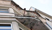 Siekiant užtikrinti praeivių saugumą, Laisvės alėjos 69 numeriu pažymėto namo administratorius buvo priverstas užtverti daugiabučio prieigas. 