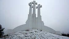 Jau gerą savaitę i&scaron; trijų kryžių ap&scaron;viesti tik du. 