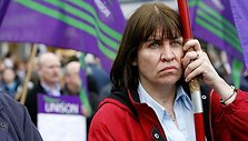 Manoma, kad į protesto akcijas &Scaron;iaurės Airijoje susirinko apie 10 tūkst. žmonių. (2009-03-11)