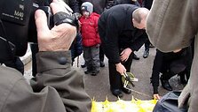 Ukmergėje pasiektas naujas, didžiausios Lietuvos vėliavos aplikacijos, rekordas. (2009-03-11)