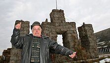 A.Tamulio sodybos puo&scaron;mena &ndash; Gedimino stulpai, matosi važiuojant automagistrale Kaunas &ndash; Klaipėda.