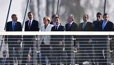 NATO lyderiai pėsčiomis perėjo Prancūziją ir Vokietiją jungiančiu tiltu.
