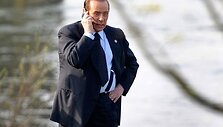 Silvio Berlusconi kalba telefonu.