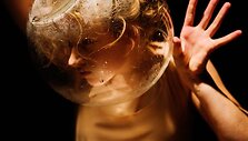 Solinė J.Dambrauskaitės kompozicija &bdquo;Homo sum&ldquo; &ndash; tai jaunos &scaron;okėjos debiutas profesionaliojoje scenoje.
