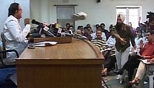 Žurnalistas sikhas antradienį per spaudos konferenciją sviedė į Indijos vidaus reikalų ministrą.