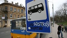 Vilniuje vandalai smaginasi pervadindami vie&scaron;ojo transporto stoteles. Buvusi &bdquo;Au&scaron;ros vartų st.&ldquo; tapo &bdquo;&Scaron;ūstrąja st.&ldquo;.