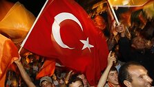 Kipro turkų rinkimus sekmadienį laimėjo griežtosios linijos &scaron;alininkai nacionalistai, kurie gavo beveik 44 proc. balsų.
