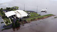 Australijoje per potvynį žuvo žmogus, tūkstančiai evakuojami.
