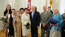 Liepos 6-osios &ndash; Valstybės dienos proga už nuopelnus Lietuvai ir už Lietuvos vardo garsinimą pasaulyje Valstybės ordinais ir medaliais prezidentas V.Adamkus apdovanojo Lietuvos ir užsienio valstybių piliečius.