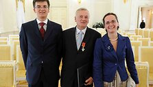 Liepos 6-osios &ndash; Valstybės dienos proga už nuopelnus Lietuvai ir už Lietuvos vardo garsinimą pasaulyje Valstybės ordinais ir medaliais prezidentas V.Adamkus apdovanojo Lietuvos ir užsienio valstybių piliečius.