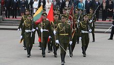 Po i&scaron;kilmingo vadovų pasitikimo Simono Daukanto aik&scaron;tėje vidurdienį i&scaron;kilmingai pakelta Lietuvos vėliava.
