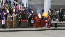 Po i&scaron;kilmingo vadovų pasitikimo Simono Daukanto aik&scaron;tėje vidurdienį i&scaron;kilmingai pakelta Lietuvos vėliava.