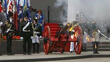 Po i&scaron;kilmingo vadovų pasitikimo Simono Daukanto aik&scaron;tėje vidurdienį i&scaron;kilmingai pakelta Lietuvos vėliava.